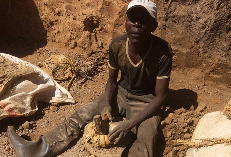 Creuseur en train de concasser des minerais